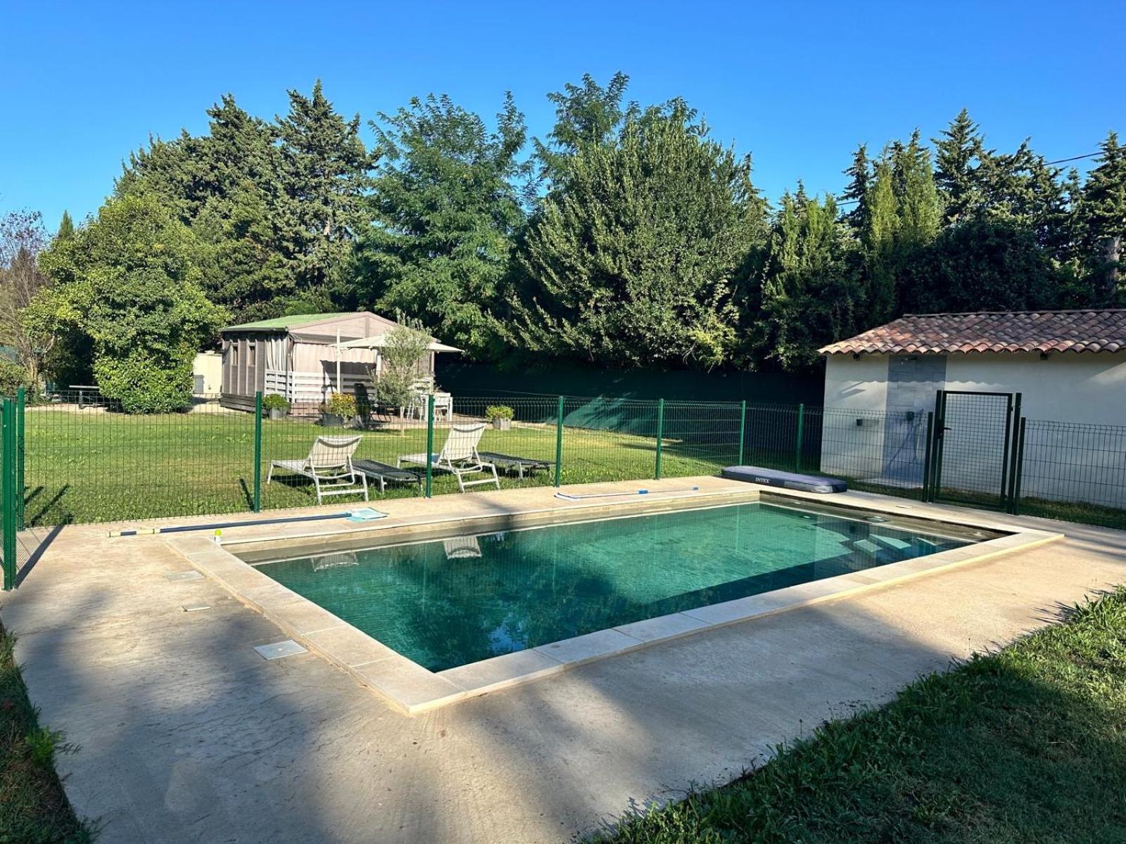 Avignon, Joli Chalet En Campagne Tres Proche De La Ville Exterior photo